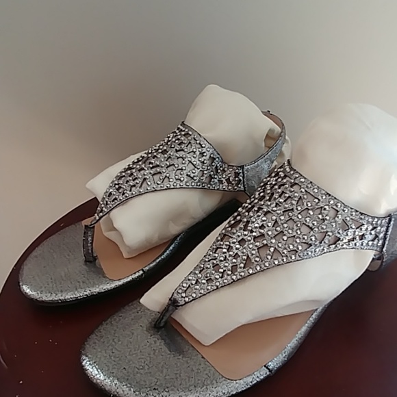 Silver Thong Sandles w Rhinestone Detail - Picture 2 of 3
